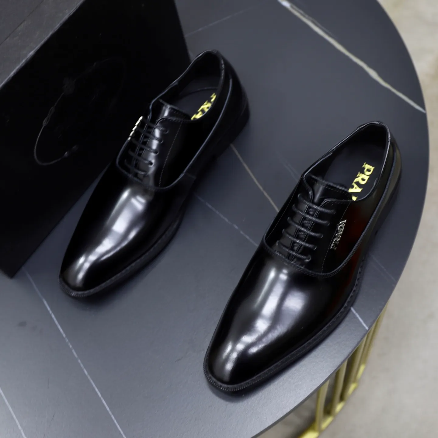 Ex-factory price: 540💰🙅‍♂️🙅‍♂️🙅‍♂️ Brand: PRADA Standard code: Men's code 38-44 (45 can be customized) Grade: Same style as the official website Original order quality Material: Original cowhide surface Comfortable cowhide lining Original outsole Style category: Men's fashionable casual leather shoes Distinguished big-name luxury elements Top luxury Color: actual picture color